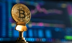 Le Bitcoin bat un nouveau record grâce au lancement du premier fonds indiciel (ETF)