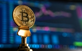 Le Bitcoin bat un nouveau record grâce au lancement du premier fonds indiciel (ETF)