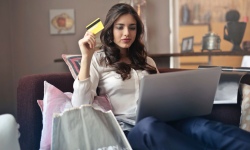 eToro confirme sa future nouvelle offre :  une carte de débit